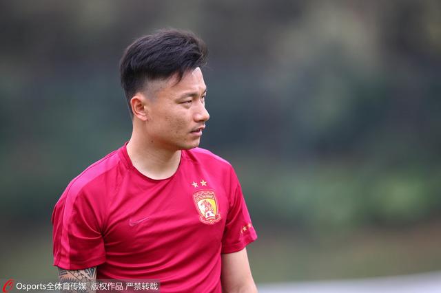 不同于父亲,在美国长大的他,知道“江湖道义”已一无是处,许多事情不再是靠义气就可以办成的,一切交易都是充斥着利益的公事公办。