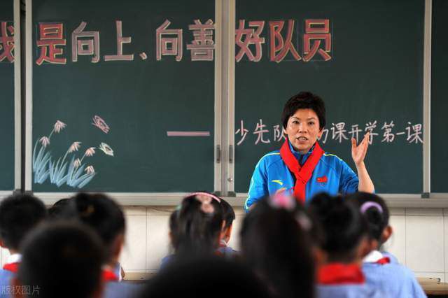 据了解,片方此次还特意为观影的小朋友精心准备了衍生品礼物——小芝麻打工仔和魔法戒指,目前已 《灯塔》艺术海报曝光 罗伯特·帕丁森面目模糊 2023-08-21 8月21日,据外媒报道,由罗伯特·帕丁森、威廉·达福、瓦莱丽娅·卡拉曼等人主演的奇幻惊悚片《灯塔》艺术海报曝光。