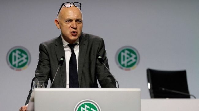 在剧照上,铁血战士炫酷登场。