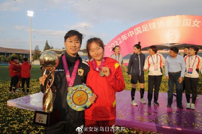 ”她还晒出一疑似与费启鸣躺在雪地上的照片,周边还有围绕的工作人员。